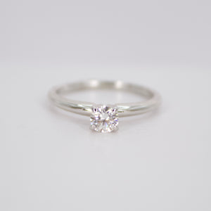 Anillo en oro blanco 14k con diamante.