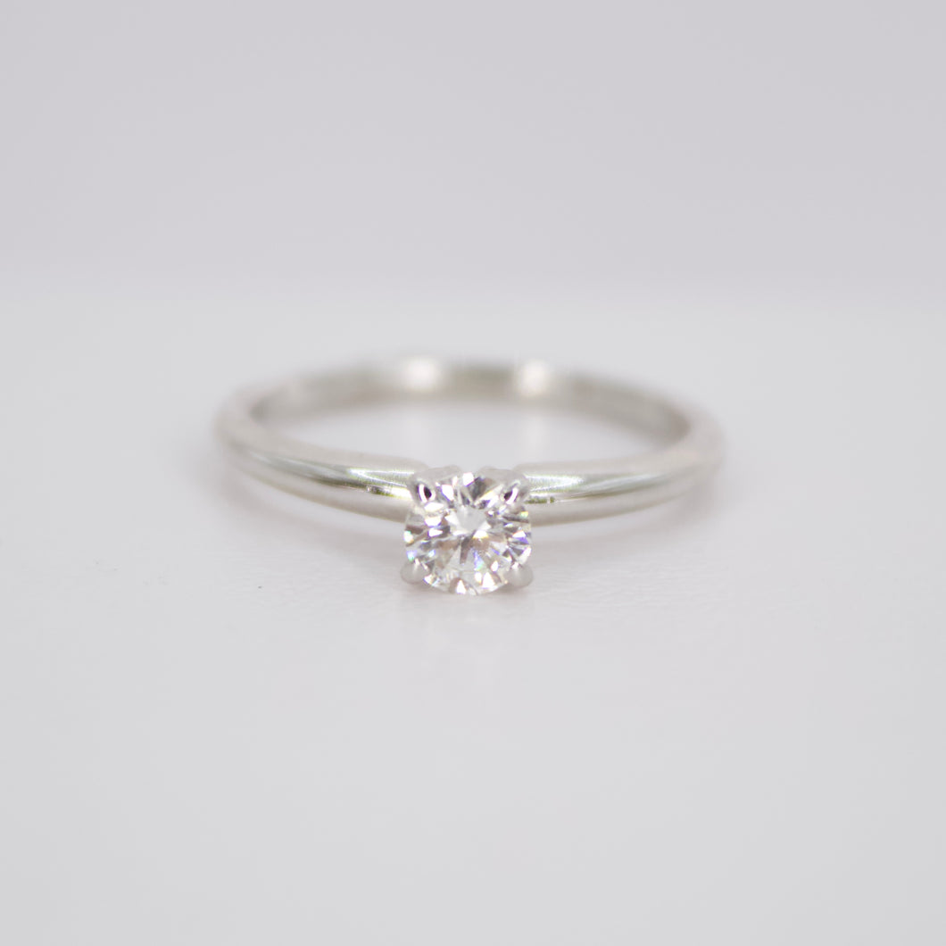 Anillo en oro blanco 14k con diamante.