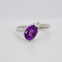 Cargar imagen en el visor de la galería, Anillo en oro blanco 14k con amatista y diamantes.