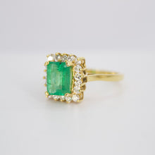 Cargar imagen en el visor de la galería, Anillo en oro amarillo 14k con esmeralda y diamantes.