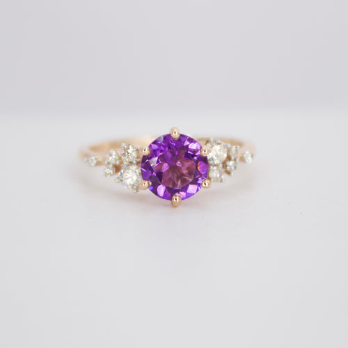Anillo en oro rosa 14k con amatista y diamantes.