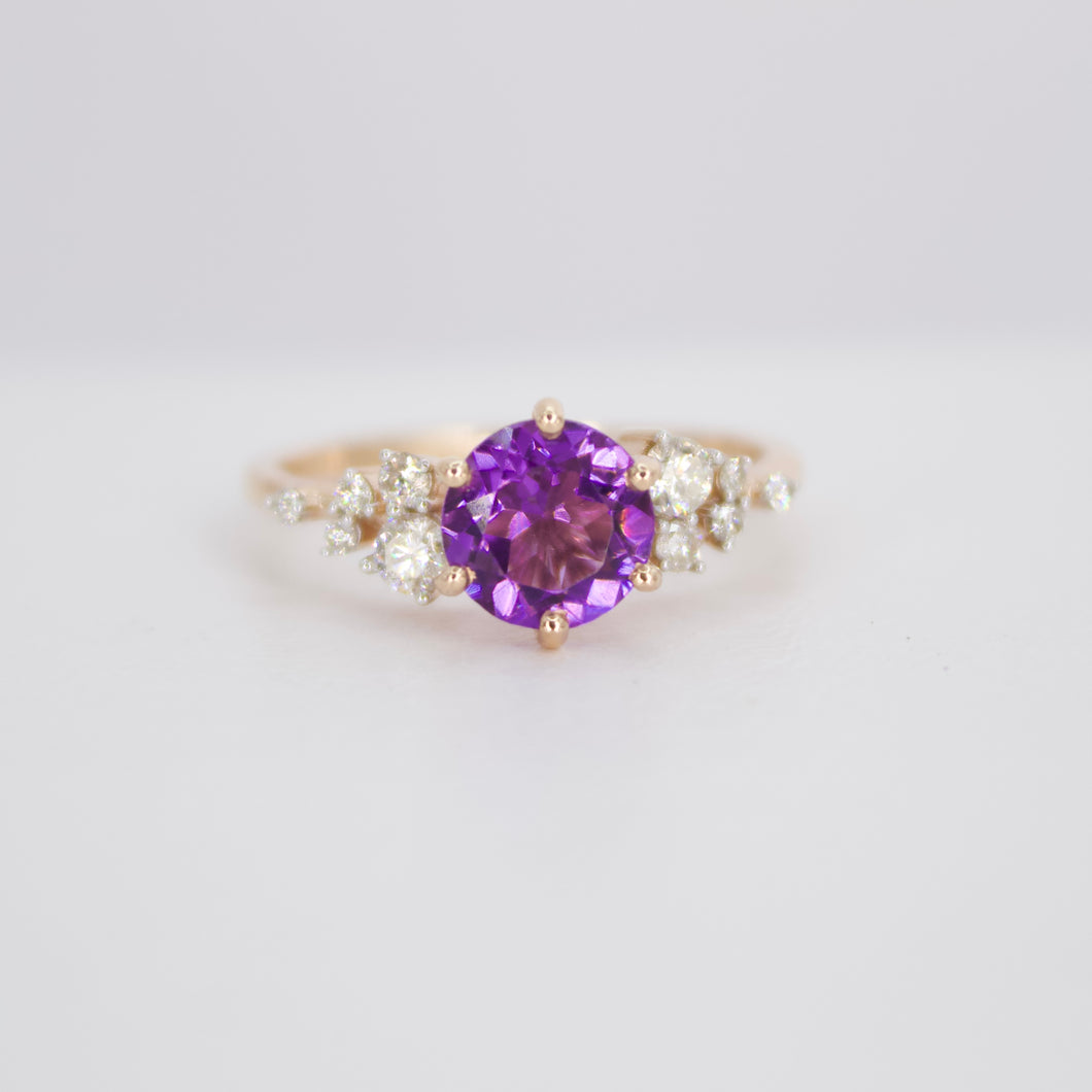 Anillo en oro rosa 14k con amatista y diamantes.