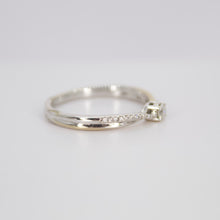 Cargar imagen en el visor de la galería, Anillo en oro blanco 14k con diamantes.