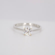 Cargar imagen en el visor de la galería, Anillo en oro blanco 14k con diamante de laboratorio.