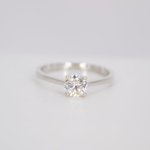 Anillo en oro blanco 14k con diamante de laboratorio.