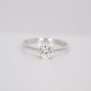 Anillo en oro blanco 14k con diamante de laboratorio.