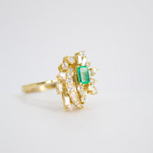 Cargar imagen en el visor de la galería, Anillo en oro amarillo 14k con esmeralda y diamantes.