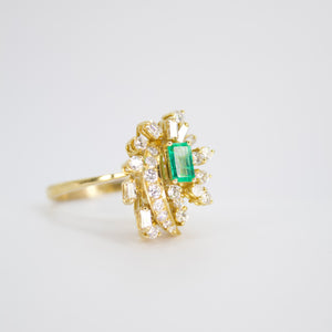 Anillo en oro amarillo 14k con esmeralda y diamantes.