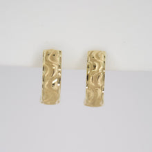Cargar imagen en el visor de la galería, Aretes Huggies en oro facetado 14k.