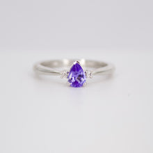 Cargar imagen en el visor de la galería, Anillo en oro blanco 14k con tanzanita y diamantes.