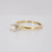 Cargar imagen en el visor de la galería, Anillo en oro amarillo 14k con diamante.