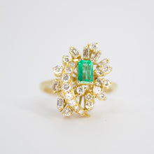 Cargar imagen en el visor de la galería, Anillo en oro amarillo 14k con esmeralda y diamantes.