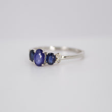 Cargar imagen en el visor de la galería, Anillo en oro blanco 14k con zafiro y diamantes.