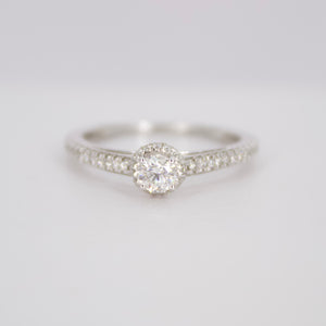 Anillo en oro blanco 14k con diamantes.