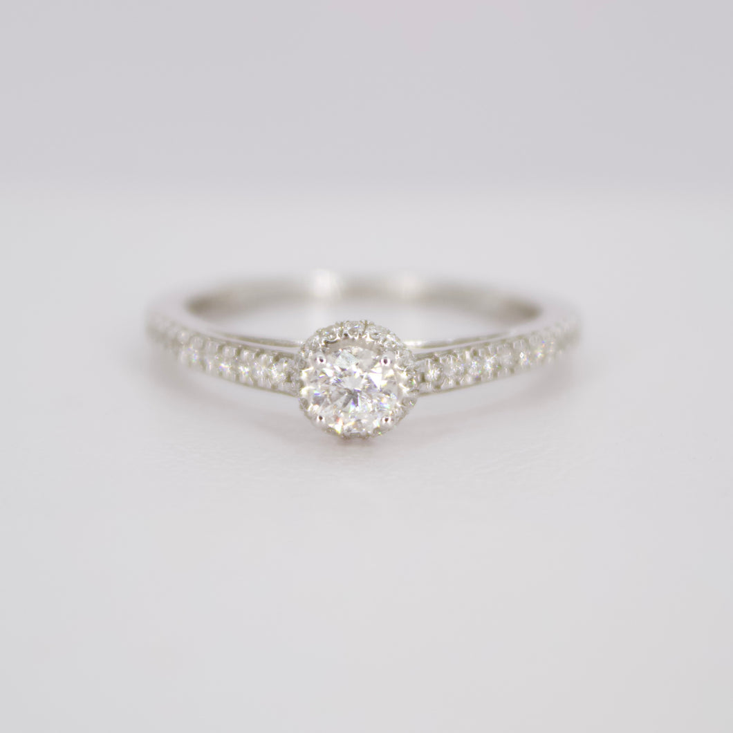 Anillo en oro blanco 14k con diamantes.