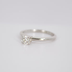 Anillo en oro blanco 14k con diamante.