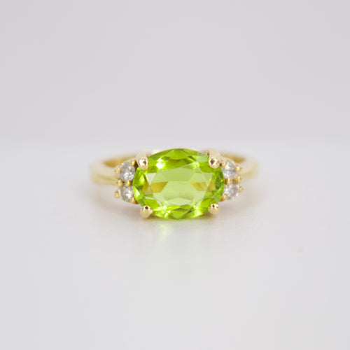 Anillo en oro amarillo 14k con peridoto y diamantes.