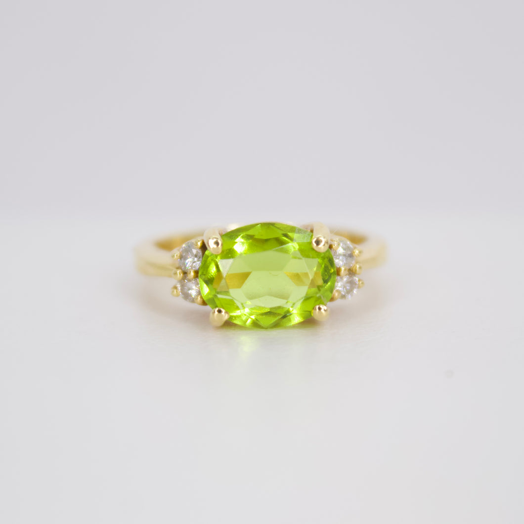 Anillo en oro amarillo 14k con peridoto y diamantes.