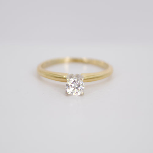 Anillo en oro amarillo 14k con diamante.