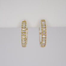 Cargar imagen en el visor de la galería, Aretes Huggies en oro amarillo 14k con zirconias.