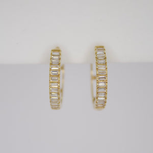 Aretes Huggies en oro amarillo 14k con zirconias.
