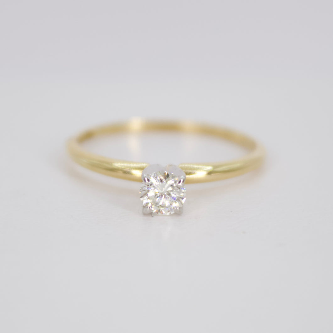 Anillo en oro amarillo 14k con diamantes.