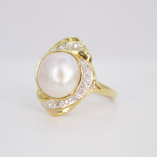 Cargar imagen en el visor de la galería, Anillo en oro amarillo 14k con perla y diamantes.