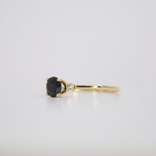Cargar imagen en el visor de la galería, Anillo en oro amarillo 14k con zafiro y diamantes.
