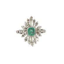 Cargar imagen en el visor de la galería, Anillo en oro blanco 14k con esmeralda y diamantes.