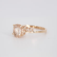 Cargar imagen en el visor de la galería, Anillo en oro rosa 14k con Morganita y diamantes.