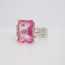 Cargar imagen en el visor de la galería, Anillo en oro blanco 14k con rosalinda y diamantes.