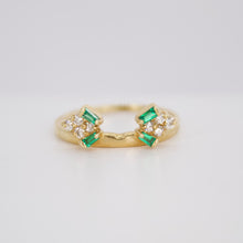 Cargar imagen en el visor de la galería, Anillo en oro amarillo 14k con esmeralda y diamantes.