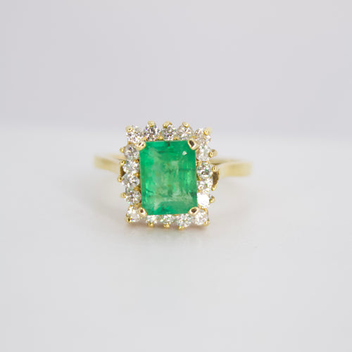 Anillo en oro amarillo 14k con esmeralda y diamantes.