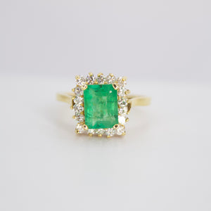 Anillo en oro amarillo 14k con esmeralda y diamantes.