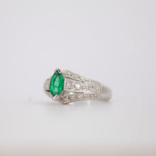 Cargar imagen en el visor de la galería, Anillo en oro blanco 14k con esmeralda y diamantes.