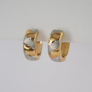 Aretes Huggies en oro facetado 14k.