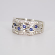 Cargar imagen en el visor de la galería, Anillo en oro blanco 14k con zafiro y diamantes.