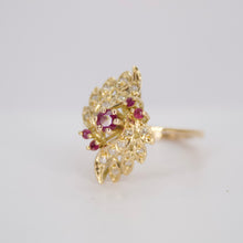 Cargar imagen en el visor de la galería, Anillo en oro amarillo 14k con rubí y diamantes.