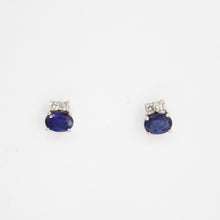 Cargar imagen en el visor de la galería, Aretes en oro blanco 14k con zafiro y diamantes.