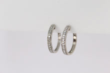 Cargar imagen en el visor de la galería, Arracadas en oro blanco 14k con diamantes.