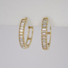 Cargar imagen en el visor de la galería, Aretes Huggies en oro amarillo 14k con zirconias.
