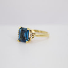 Cargar imagen en el visor de la galería, Anillo en oro amarillo 14k con london blue y diamantes.