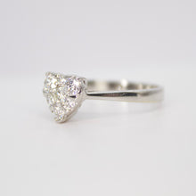 Cargar imagen en el visor de la galería, Anillo corazón en oro blanco 14k con diamantes.