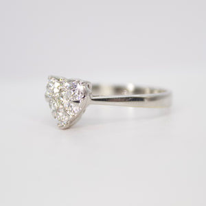 Anillo corazón en oro blanco 14k con diamantes.
