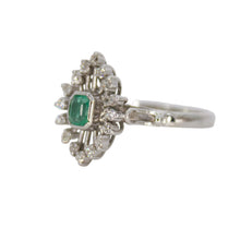 Cargar imagen en el visor de la galería, Anillo en oro blanco 14k con esmeralda y diamantes.