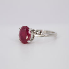 Cargar imagen en el visor de la galería, Anillo  oro blanco 14k con rubí y diamantes.