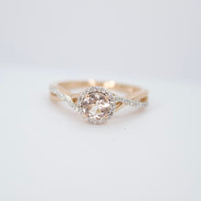 Cargar imagen en el visor de la galería, Anillo en oro rosa 14k con Morganita y diamantes.