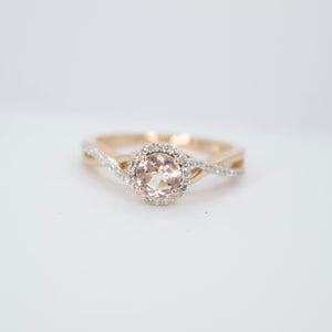 Anillo en oro rosa 14k con Morganita y diamantes.