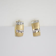 Cargar imagen en el visor de la galería, Arete huggie en oro facetado 14k.
