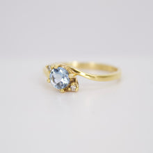 Cargar imagen en el visor de la galería, Anillo en oro amarillo 14k con aguamarina y diamantes.